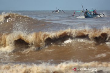 Waspada gelombang tinggi di perairan Jatim