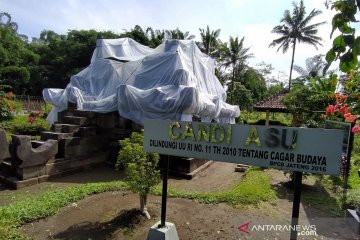 Candi Asu dan Candi Pendem ditutup plastik antisipasi hujan abu Merapi