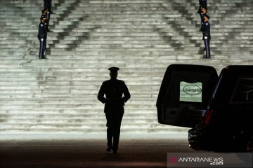 Penghormatan untuk polisi korban bentrok dengan pendukung Trump