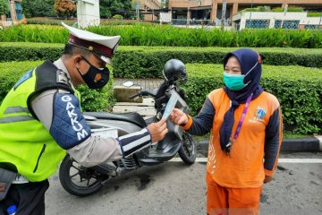 Satpatwal Polda Metro Jaya bagikan masker kepada pengguna jalan