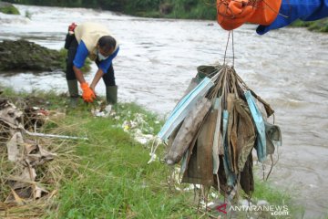 Sampah masker medis di sungai Ciliwung