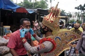 Polisi berkostum wayang kampanye protokol kesehatan di pasar Solo