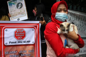 Unjuk rasa tolak penyembelihan kucing