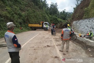 Jalan Malang-Kediri kembali dibuka setelah dibersihkan dari longsoran