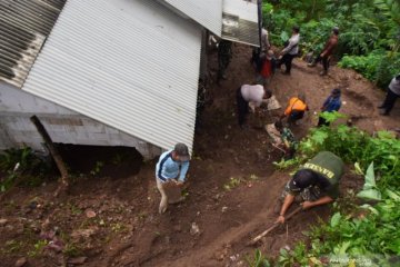Tanah longsor rusak rumah warga di Kare Madiun