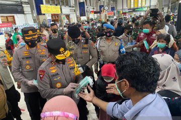 Polda Metro akan bagikan masker di semua stasiun kereta Jadetabek