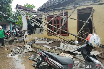 Warga Pasuruan bersihkan rumah dari material lumpur banjir bandang