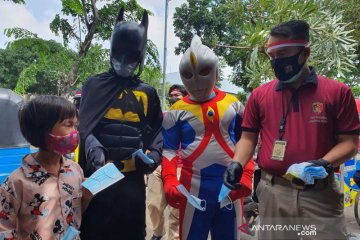 Ultraman dan Batman bagikan masker bersama Satreskrim Jakpus di Senen