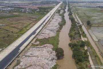 TPS liar di bantaran Kali CBL