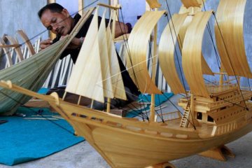 Kerajinan miniatur perahu pinisi