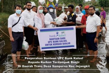 UPZ Bank Kalsel Serahkan Bantuan Korban Banjir
