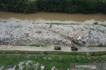 Pemkab Bekasi ancam pidana pembuang sampah Kali CBL