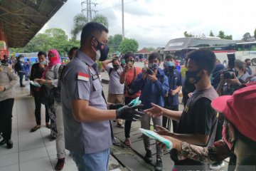 Polda Metro bagikan ribuan masker di Terminal Bus Kampung Rambutan