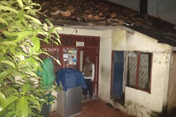 Satu rumah warga rusak akibat longsor di  Pejaten Timur
