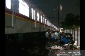 Kereta Api serempet bajaj di Jakarta Barat