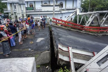 Jembatan perbatasan antar kabupaten di Pekalongan amblas