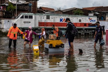 Sejumlah KA Daop Surabaya terlambat tiba akibat banjir Semarang