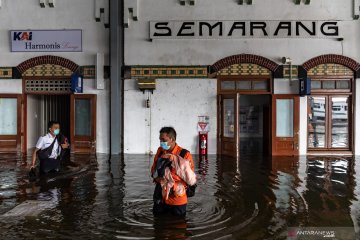 Perjalanan KA di Semarang masih dialihkan karena rel terendam air