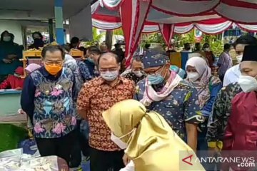 Kunjungi pelaku ekraf, Sandiaga kagum pembuatan kapal kayu di Belitung