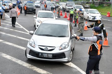 Petugas periksa kendaraan berplat ganjil di enam Pos Sekat Kota Bogor