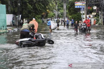 Banjir merendam perumahan Green Garden Jakarta