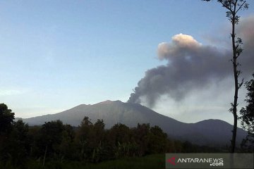 Abu Gunung Raung mulai hujani Banyuwangi