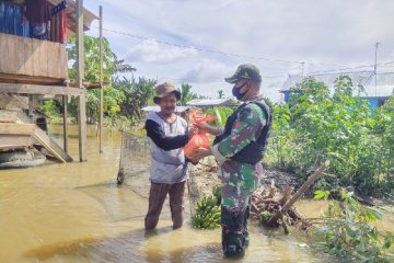 TNI bantu sembako warga korban banjir Kampung Yowong Arso Keerom