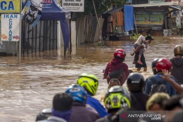 Banjir genangi ruas jalan Pantura di Karawang