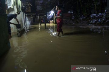 Sejumlah wilayah di DKI Jakarta dilanda banjir Minggu malam