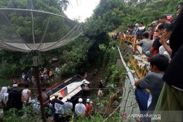 Mobil rombongan Kepala OPD Agam masuk jurang, dua orang tewas