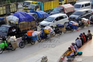 Arus Penumpang Dan Kendaraan Menjelang Imlek  Di Dumai