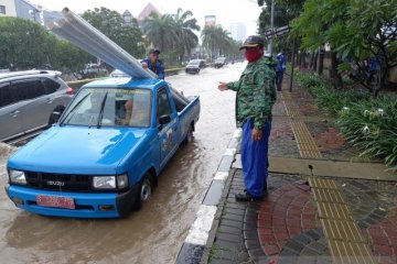 Karung pasir dan pompa digunakan untuk atasi banjir di Gunung Sahari