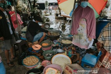 Ratusan warga Karawang mengungsi akibat banjir