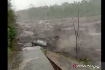 Mobil angkut BBM terseret banjir lahar dingin Gunung Semeru