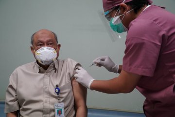 DKI Jakarta awali program vaksinasi COVID-19 perdana bagi nakes lansia