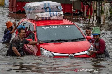 Jalur pantura Semarang terendam banjir hingga ketinggian 1,2 meter