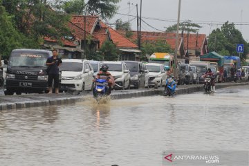 Kemacetan panjang di jalur Pantura Losarang akibat banjir