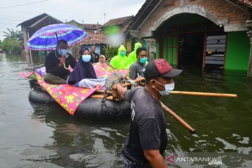 Evakuasi warga yang sakit saat banjir di Kudus