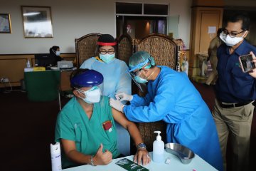 1.500 nakes lansia di Surabaya jalani vaksinasi COVID-19