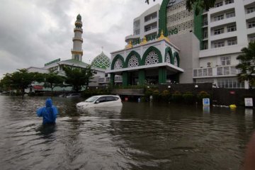 Banjir masih genangi kompleks RS Sultan Agung Semarang