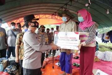 Polda Jatim kirimkan bantuan untuk korban banjir di Jombang