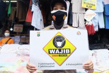 Anies ingin masyarakat punya persediaan masker yang cukup