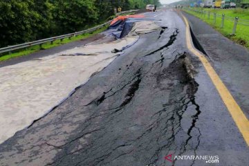 Ada penutupan jalur, Tol Cipali KM 122 arah Jakarta amblas