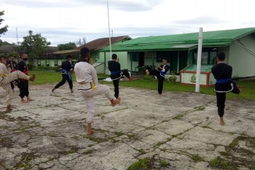 Satgas Yonarmed ajarkan pencak silat untuk warga perbatasan