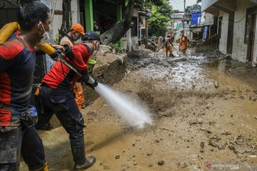 Warga dan PPSU Pejaten Timur gotong-royong bersihkan sisa banjir