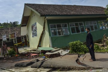 Bangunan sekolah ambruk akibat pergerakan tanah