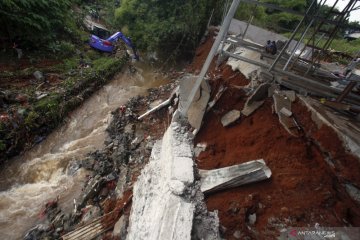 Turap longsor tergerus luapan sungai