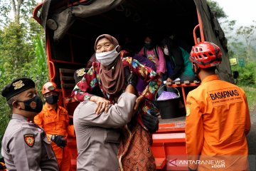 137 pengungsi Merapi di barak Purwobinangun dipulangkan