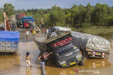 Jalan Nasional Rusak Parah Akibat Banjir