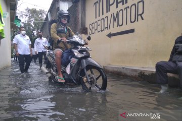 Air banjir tercampur limbah pabrik di Kudus diklaim tidak berbahaya